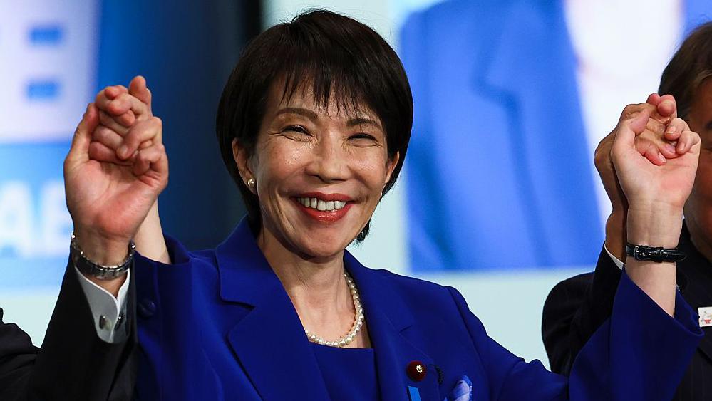 Japon: Sanae Takaichi libérée après la victoire de son camp